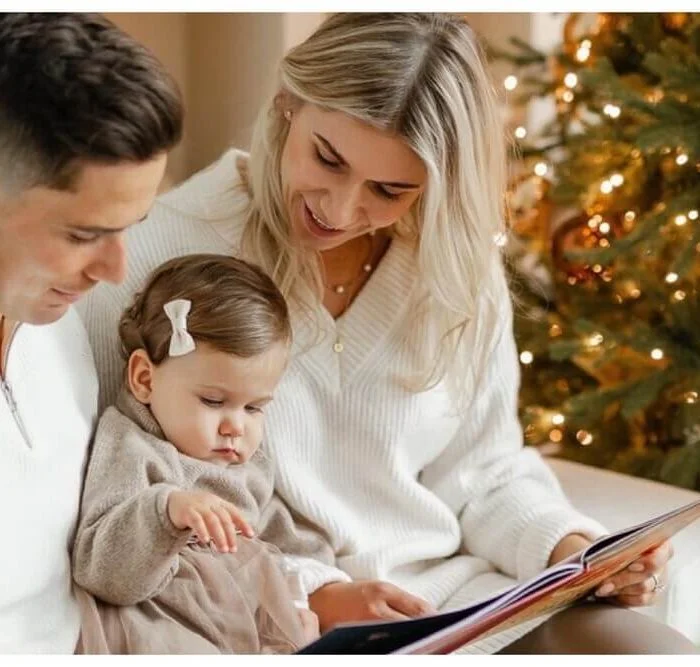 27 Christmas Family Photo Outfits That Photograph Beautifully